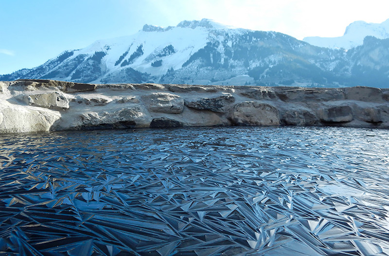 22. Необычный лёд на замёрзшем озере в Швейцарии. планета земля, удивительные фотографии, человек