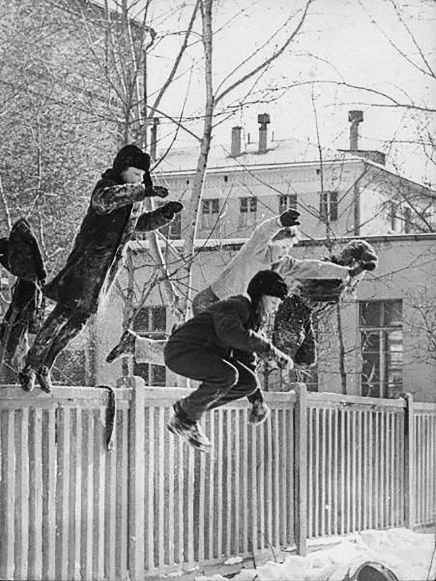 Зима сквозь призму легенд советской фотографии 1950е, Москве, лыжах, Снежные, Ленинских, Воробьевых, горках, Морозное, 1950е6, Каток, Парке, Горького, Тренировка, Воскресенье, Снежный, катание, санях, год10, колхозе, 1960е