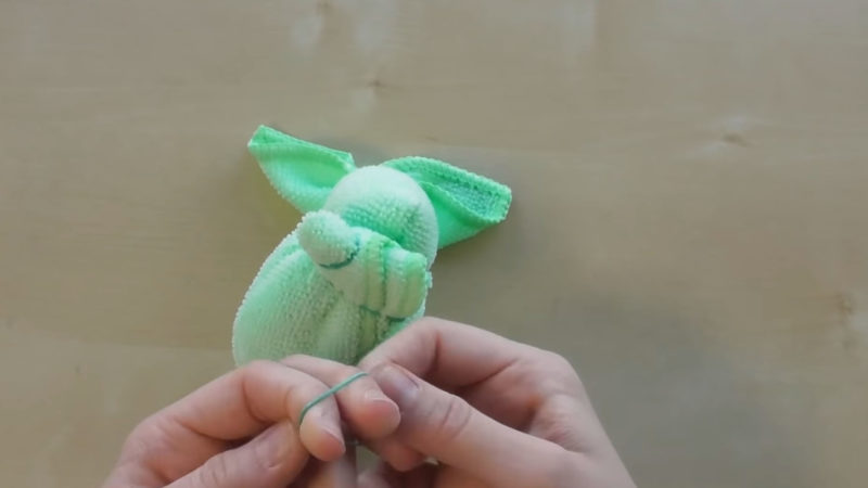 Пасхальный зайчик из полотенца: всё очень просто и красиво игрушки,рукоделие,своими руками,сделай сам