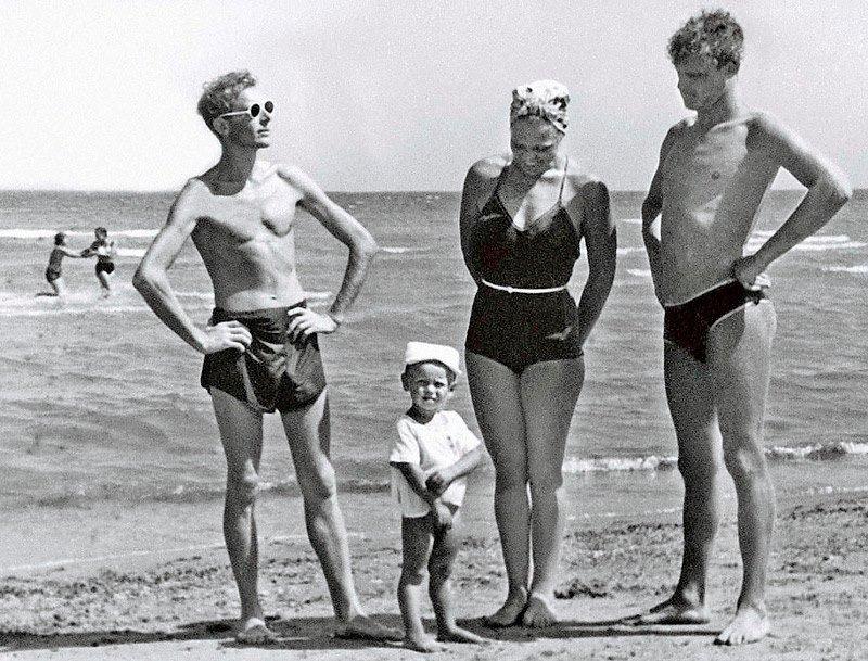 Иннокентий Смоктуновский,  Римма и Леонид Марковы на отдыхе