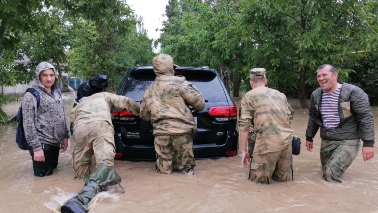 Специалисты Минобороны очистили более 140 километров дорог в Крыму после стихии