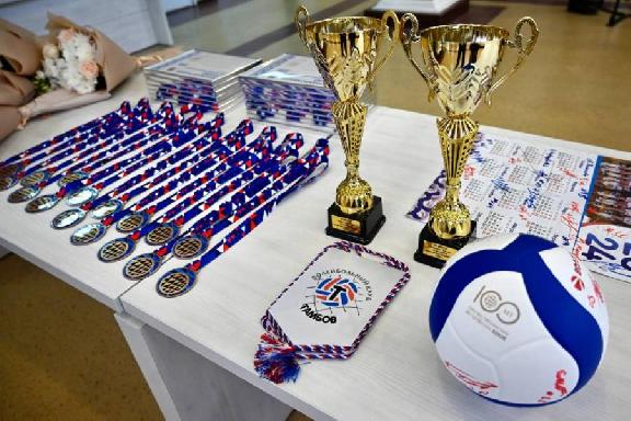 Максим Егоров вручил медали волейбольному клубу 