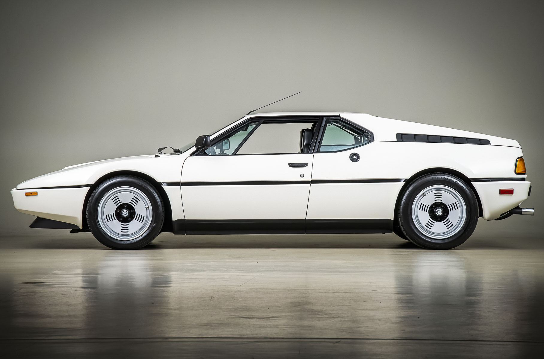 Забытый на 20 лет в гараже редчайший BMW M1 пустят с молотка Забытый на 20 лет в гараже редчайший BMW M1 пустят с молотка Новости