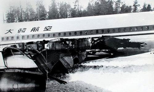 Инцидент с южнокорейским Boeing Инцидент с южнокорейским «Боингом» произошел 20 апреля 1978 года в воздушном пространстве СССР над Карелией. Из-за неисправности компаса самолет существенно отклонился от маршрута. В 20:54 по местному времени «Боинг» был впервые зафиксирован советскими РЛС. В 21:19 он вторгся в воздушное пространство СССР в районе Кольского полуострова.