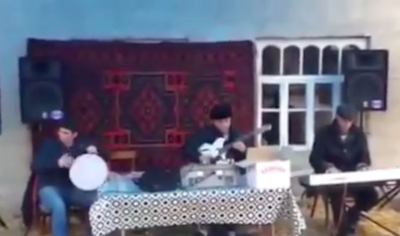 На свадьбе в азербайджанском селе песня из фильма 
