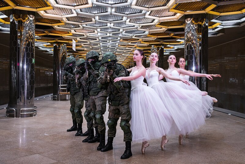 Уральские военные устроили фотосессию с балеринами 