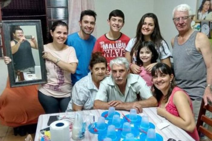 How To Include Everyone (Even The Person Taking The Photo) In A Picture
