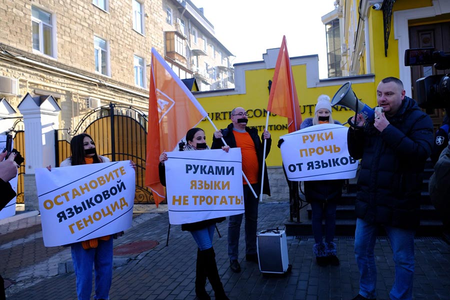 Что ждать стране, где у президента и членов КС – иностранное гражданство?