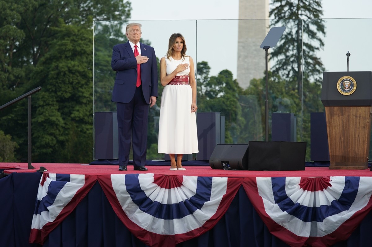 Мелания Трамп отпраздновала День независимости в белом платье и балетках
