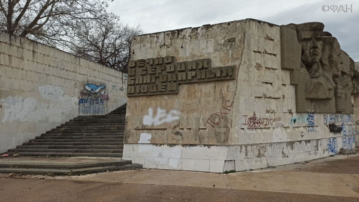 Вандалы не пожалели обелиск в честь Севастополя и разрисовали памятный мемориал