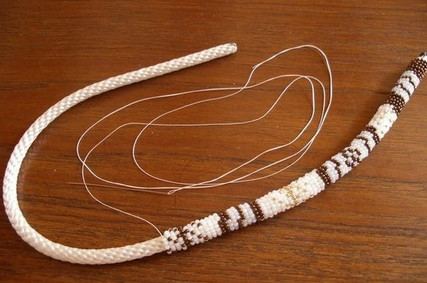 Возьмите верёвку и немного бисера, чтобы создать потрясающее украшение
