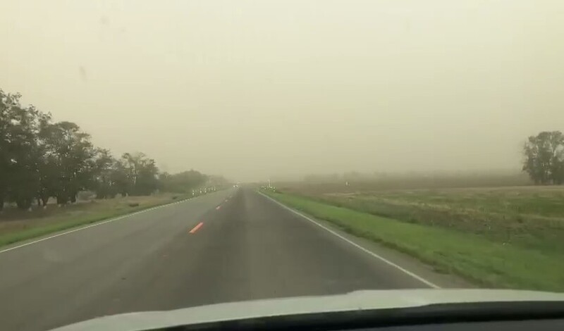 Пыльная буря в ростове на дону сегодня. Пылевая буря ставропольский край 25 апреля. Пыль в ставрополе сегодня. Пыльные бури в ставропольском крае. Пыль в ставрополе сегодня.