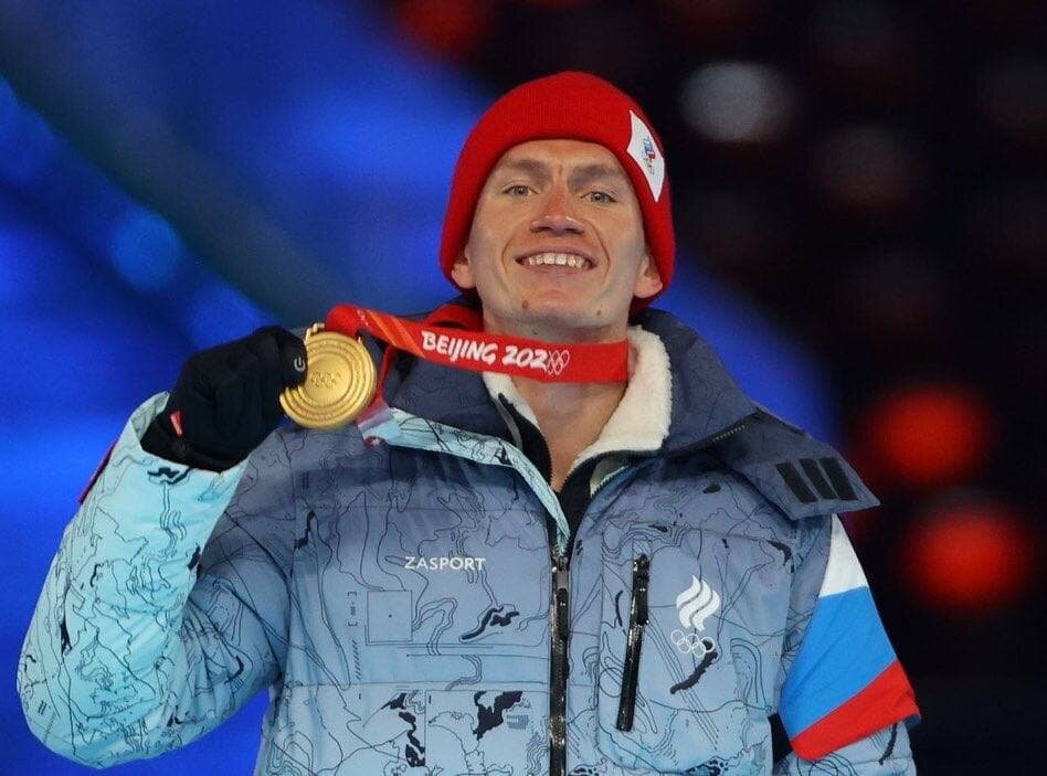 Александра Большунова наградили золотой медалью за победу в марафоне во время церемонии закрытия Олимпиады. ФОТО? ОКР