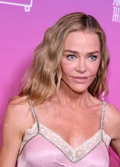 55-летняя Дениз Ричардс впервые вышла в свет после нашумевшей подтяжки лица Ричардс, актриса, Дениз, после, фильме, операции, подтяжку, целого, который, РичардсДениз, появилась, одним, самых, давно, реалитишоу, героиней, стала, славы, После, моложеДениз