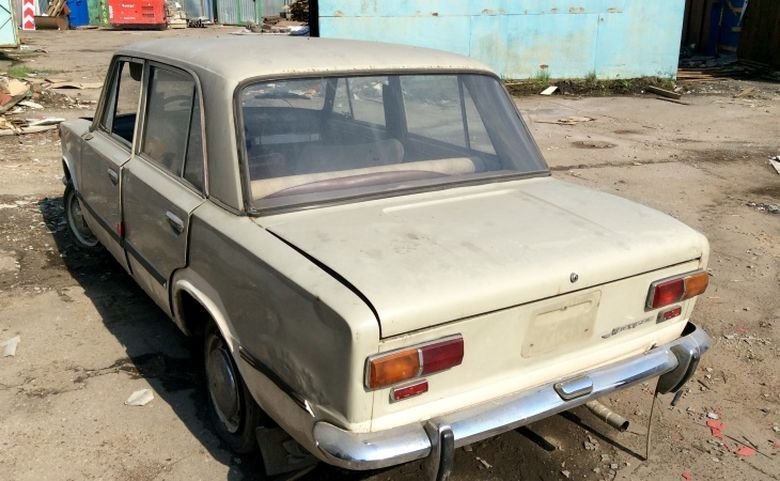 Автомобили, которые нашли во время сноса московских гаражей Автомобили, которые нашли во время сноса московских гаражей
