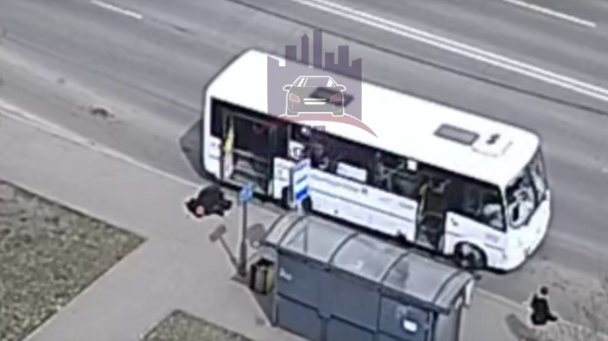 Красноярца вытолкнули из автобуса в Зеленой роще