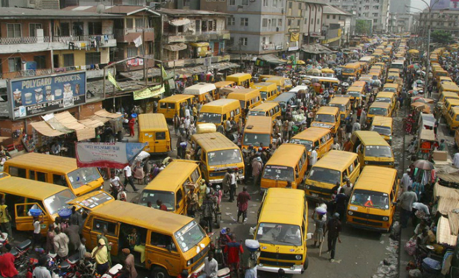 Как стоят в пробках в Нигерии. Машинами заполнены все улицы и дворы: как в России, но без снега здесь, пробки, Нигерии, почти, жители, Лагоса, водители, очень, считает, Лагосе, называются, привыкли, давно, Местные, всего, столице, заторов, возникают, Больше, постоянные