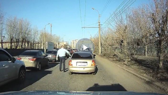 Мужик заботливо вернул водителю окурок, который он выбросил из окна