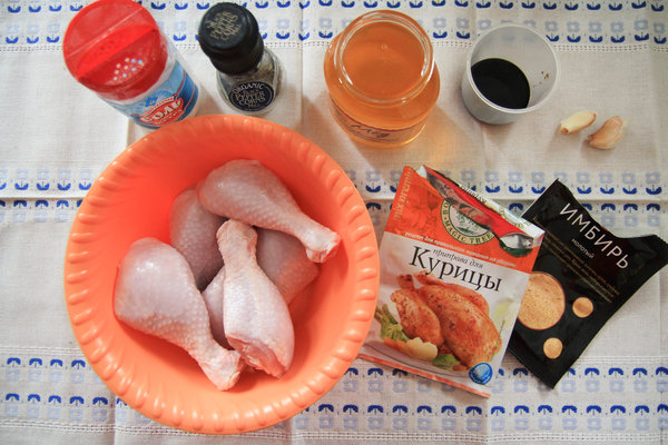 На этом фото почти все ингредиенты (кроме пива), которые пригодятся нам для приготовления аппетитных куриных голеней в медово-пивном маринаде