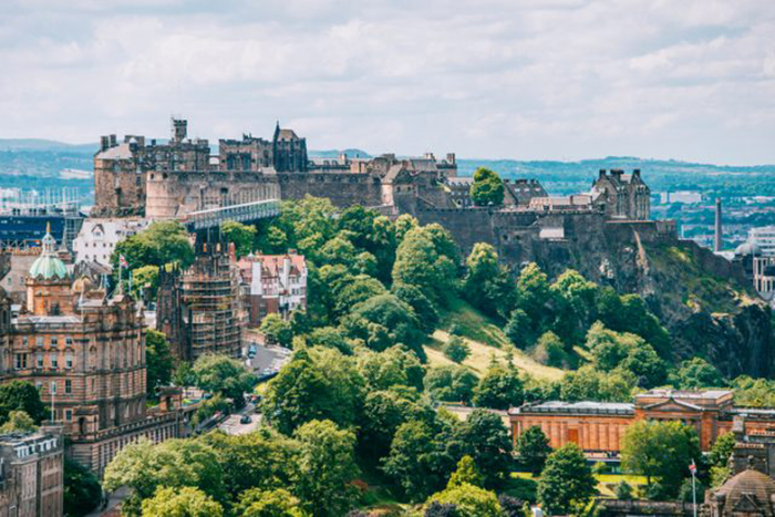 Вид на Эдинбургский замок, одно из самых красивых и загадочных мест в Великобритании. /Фото:thevintagenews.com