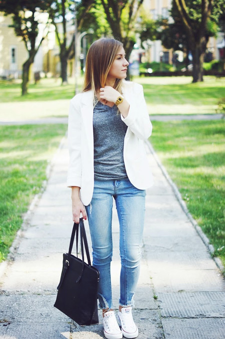 Девушка в джинсах, серая футюолка, белый пиджак и кеды