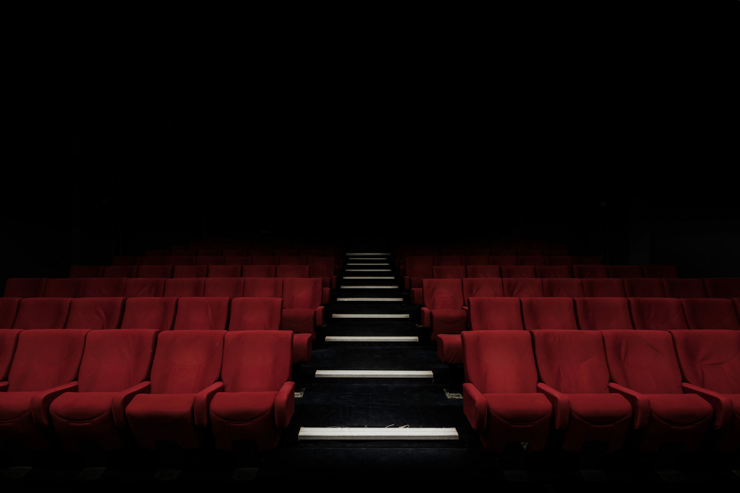 Движущиеся кресла в кинотеатре