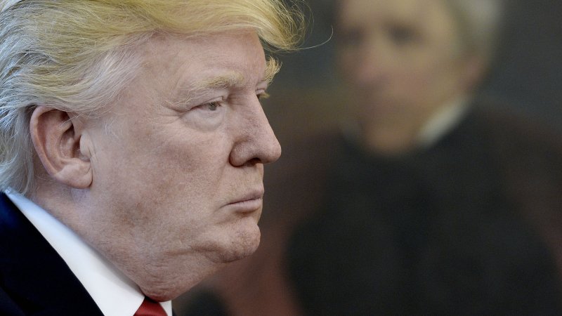 Тост за импичмент: Жириновский обещает выпить за отставку Трампа