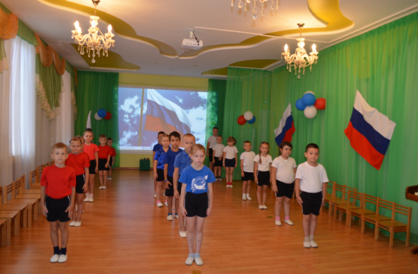 В детских садах Севастополя прошли мероприятия, посвященные Дню флага России  