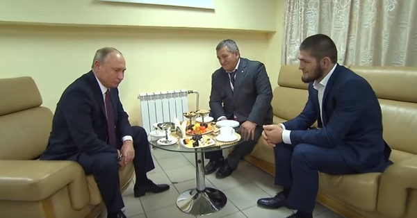 Путин разговаривает с Хабибом Нурмагомедовым и его отцом - комментарии иностранцев