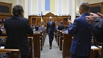 Бывший премьер-министр Украины Арсений Яценюк (в центре) на заседании Верховной рады Украины в Киеве. 14 апреля 2016