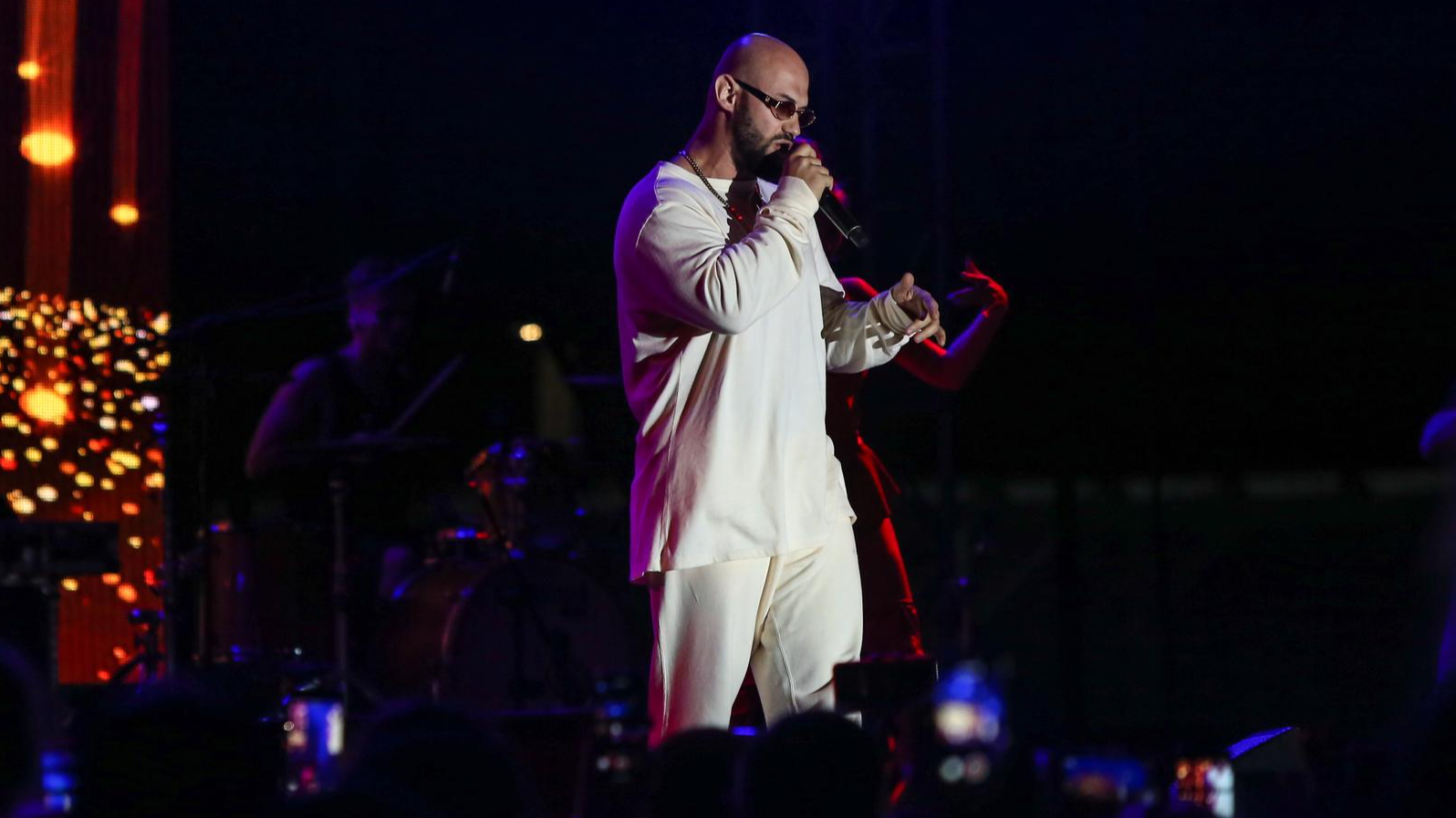 Джиган трогательно поздравил сына с днём рождения, повторив фото, сделанное в роддоме