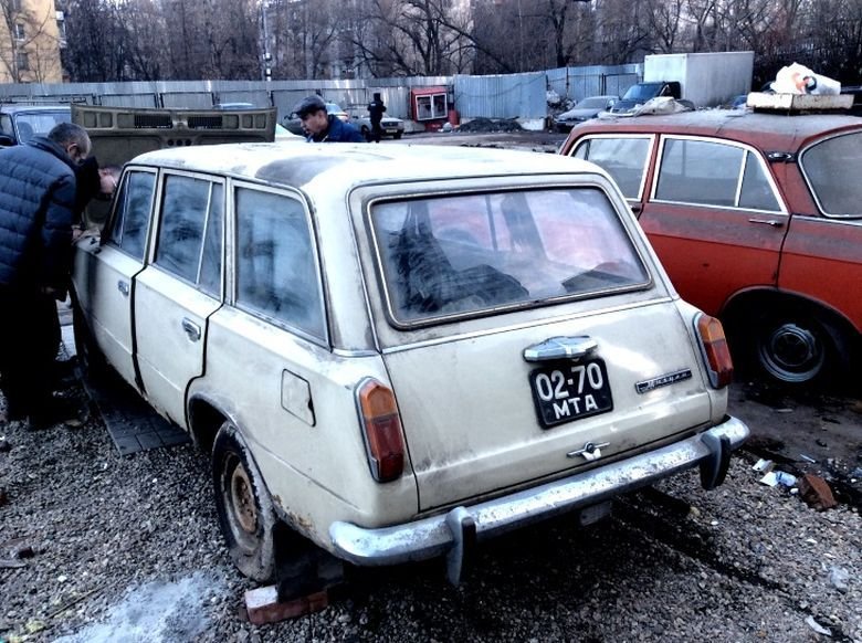 Автомобили, которые нашли во время сноса московских гаражей 