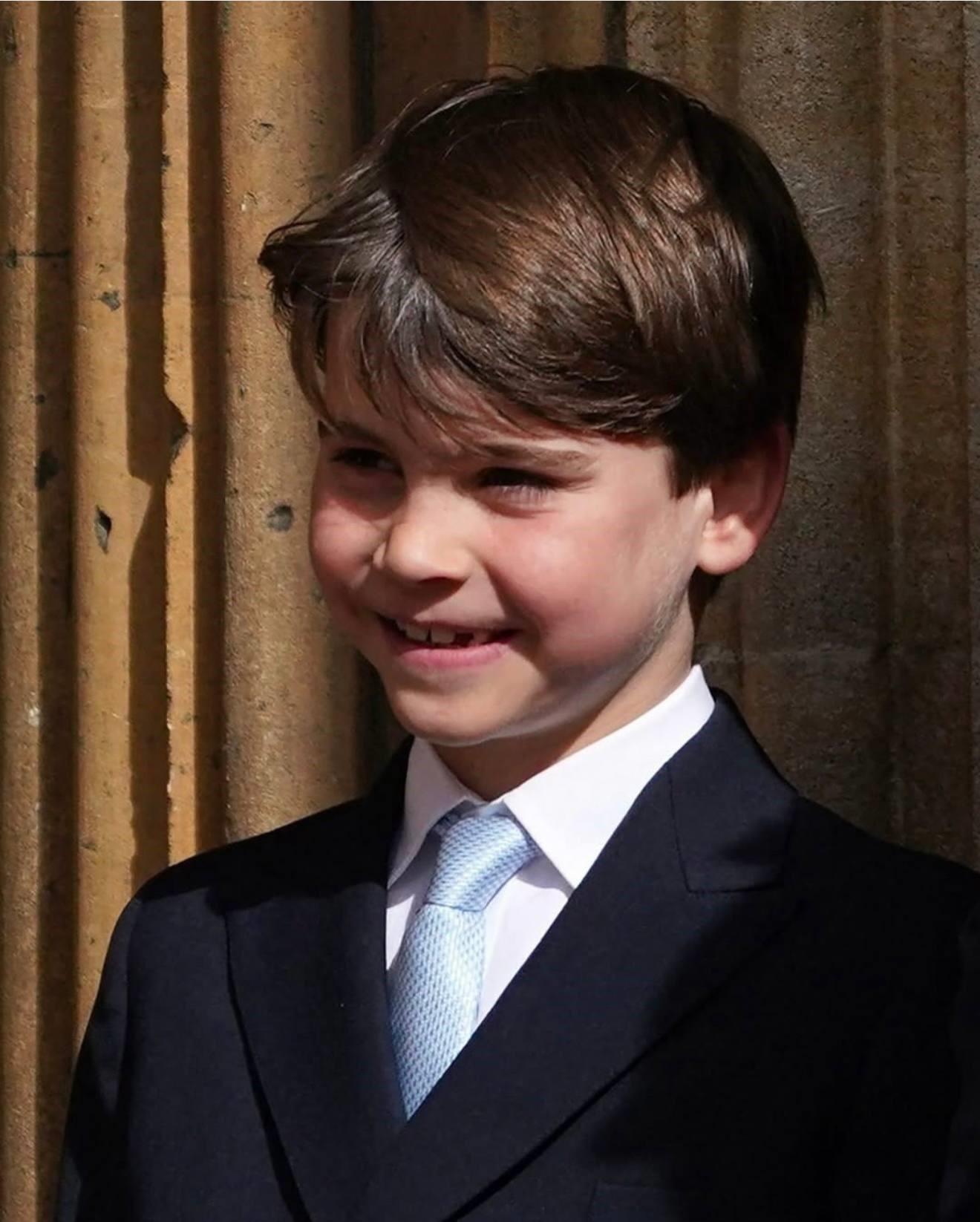 Кейт Миддлтон впервые за три года появилась с детьми не пасхальной службе: Шарлотта стала похожа на Елизавету, а Луи вырос и возмужал Кейт Миддлтон впервые за три года появилась с детьми не пасхальной службе: Шарлотта стала похожа на Елизавету, а Луи вырос и возмужал принцесса, королевской, принц, Кэтрин, радостно, несмотря, Шарлотта, службе, принцессы, королеве, семью, время, также, короля, флаги, Виндзорского, мероприятиях, Пасхи»Когда, Елизаветы, присутствующим