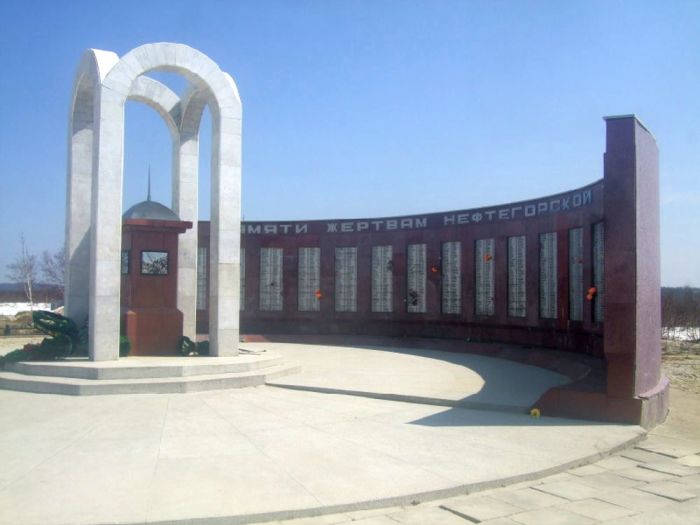 Мемориал в Нефтегорске. / Фото: www.debri-dv.com