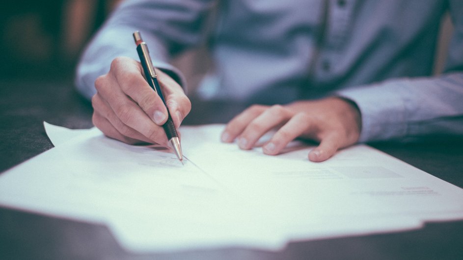 Школьник сдает ОГЭ по русскому языку Школьник сдает ОГЭ по русскому языку