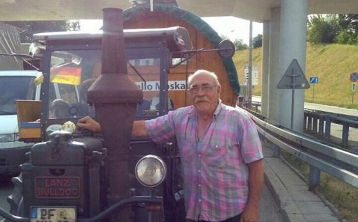 Как немецкий болельщик добирался до Москвы на тракторе