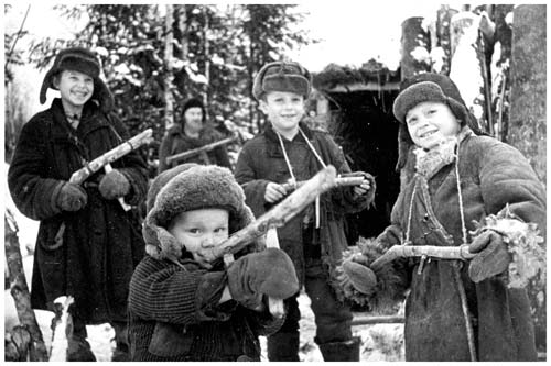 1944 г. Ленинградская обл. На улице освобожденной от немцев деревни.