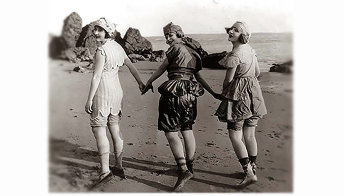 За последние 300 лет купальный костюм видоизменился от громоздкого одеяния до минимального бикини. Этот путь не всегда был легким.
