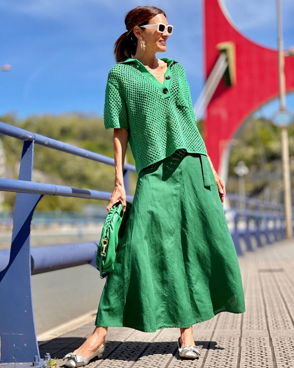 Зелёный - цвет спокойствия и умиротворения. Одежда зелёного цвета уместна в любой сезон года, но летом, когда природа наполнена различными оттенками зелёного, такой выбор особенно хорош.-2