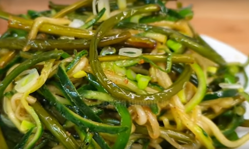 Салат из огурцов: еще один рецепт вам в копилку