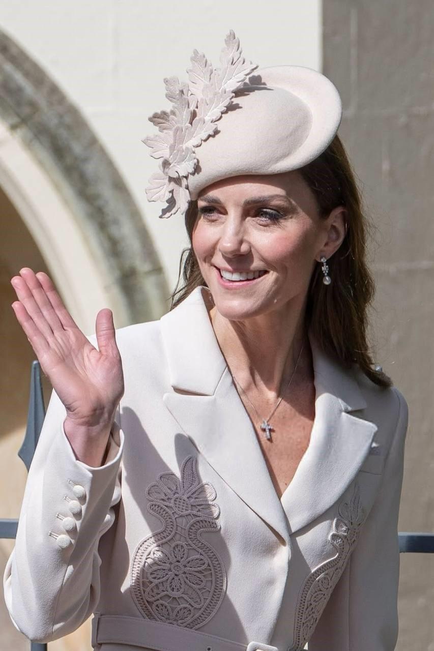 Кейт Миддлтон впервые за три года появилась с детьми не пасхальной службе: Шарлотта стала похожа на Елизавету, а Луи вырос и возмужал Кейт Миддлтон впервые за три года появилась с детьми не пасхальной службе: Шарлотта стала похожа на Елизавету, а Луи вырос и возмужал принцесса, королевской, принц, Кэтрин, радостно, несмотря, Шарлотта, службе, принцессы, королеве, семью, время, также, короля, флаги, Виндзорского, мероприятиях, Пасхи»Когда, Елизаветы, присутствующим