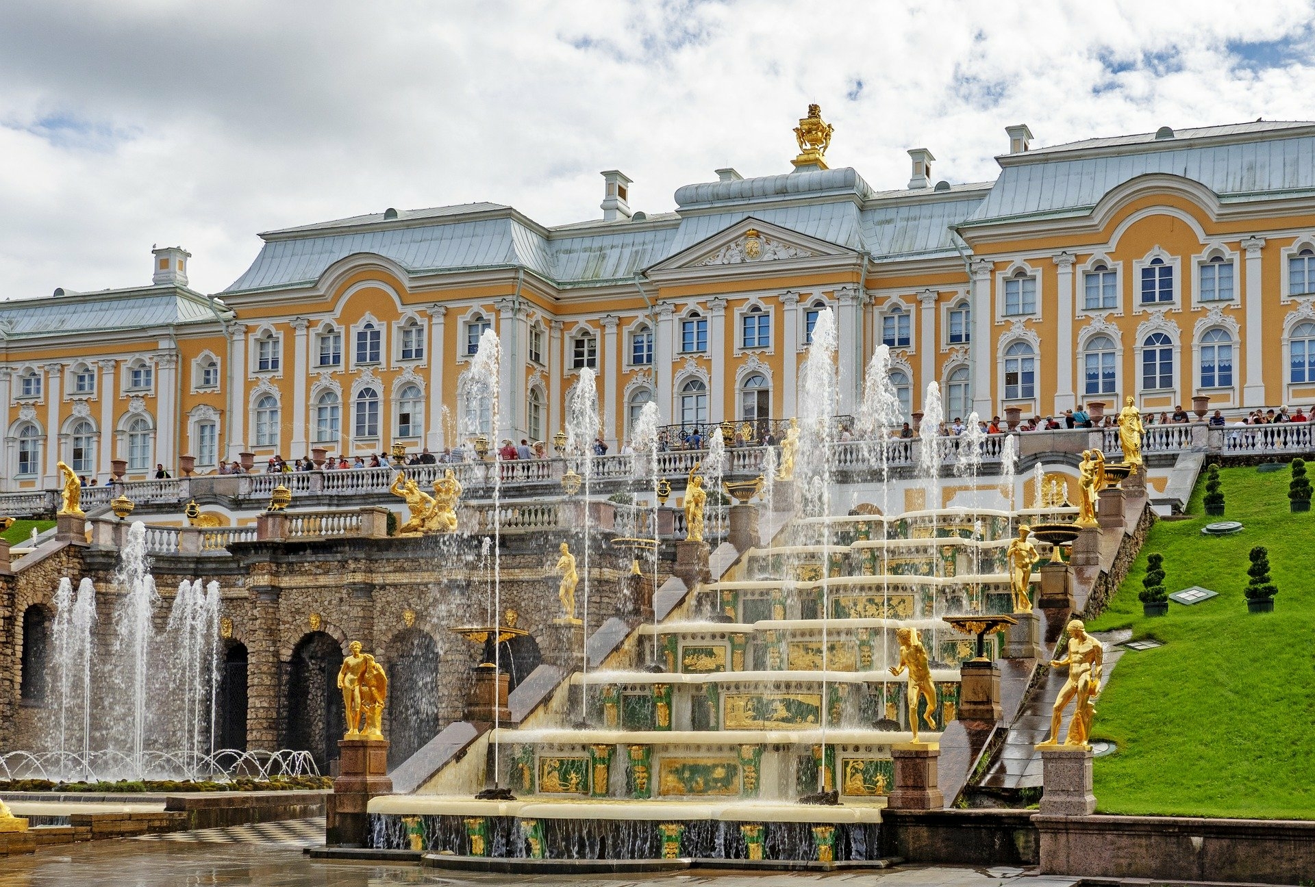 В Петергофе стартовал Весенний праздник фонтанов