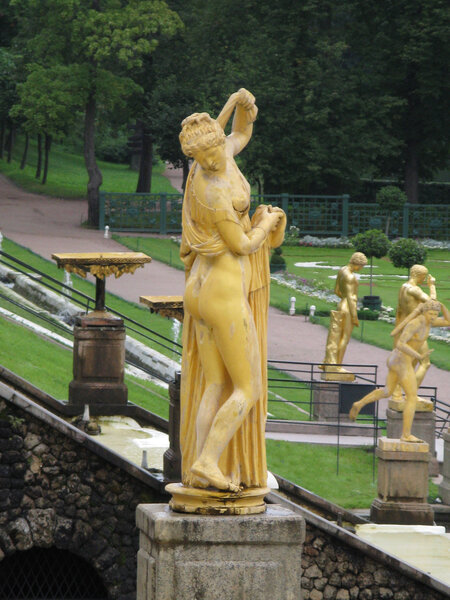Копия статуи на Петергофском каскаде