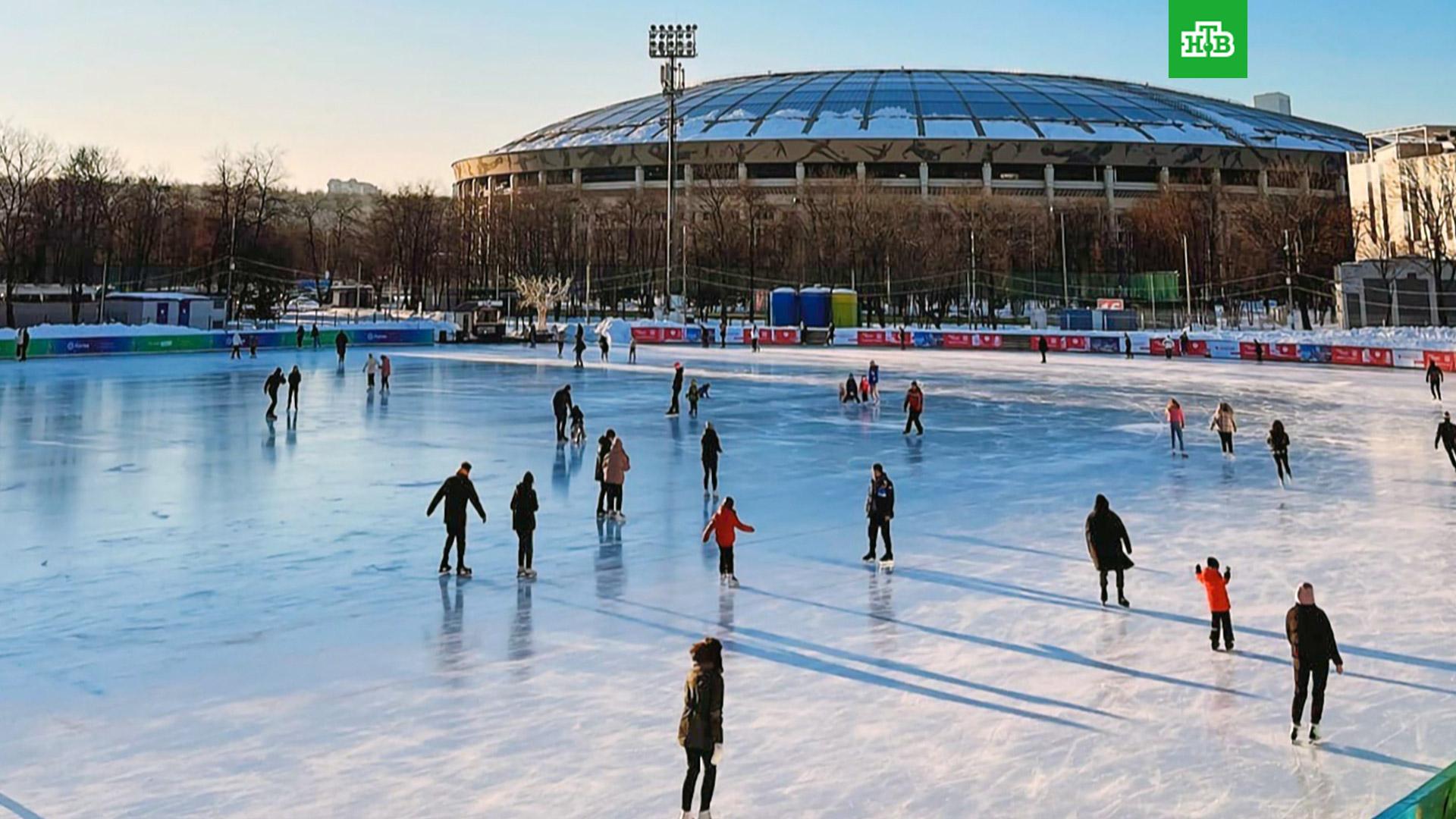 Бесплатные катки в москве. Каток Южный полюс в Лужниках. Каток Москва Лужники. Открытый каток Лужники. Каток Зарядье.