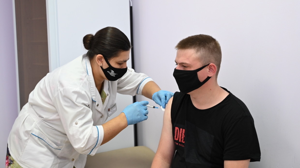 Заявление о пользе прививок при постковидном синдроме вызвало споры у ученых