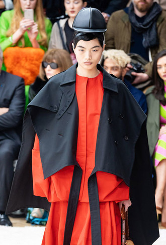 Пушистые шляпы, ушанки и бейсболки без козырька: самые модные головные уборы сезона 