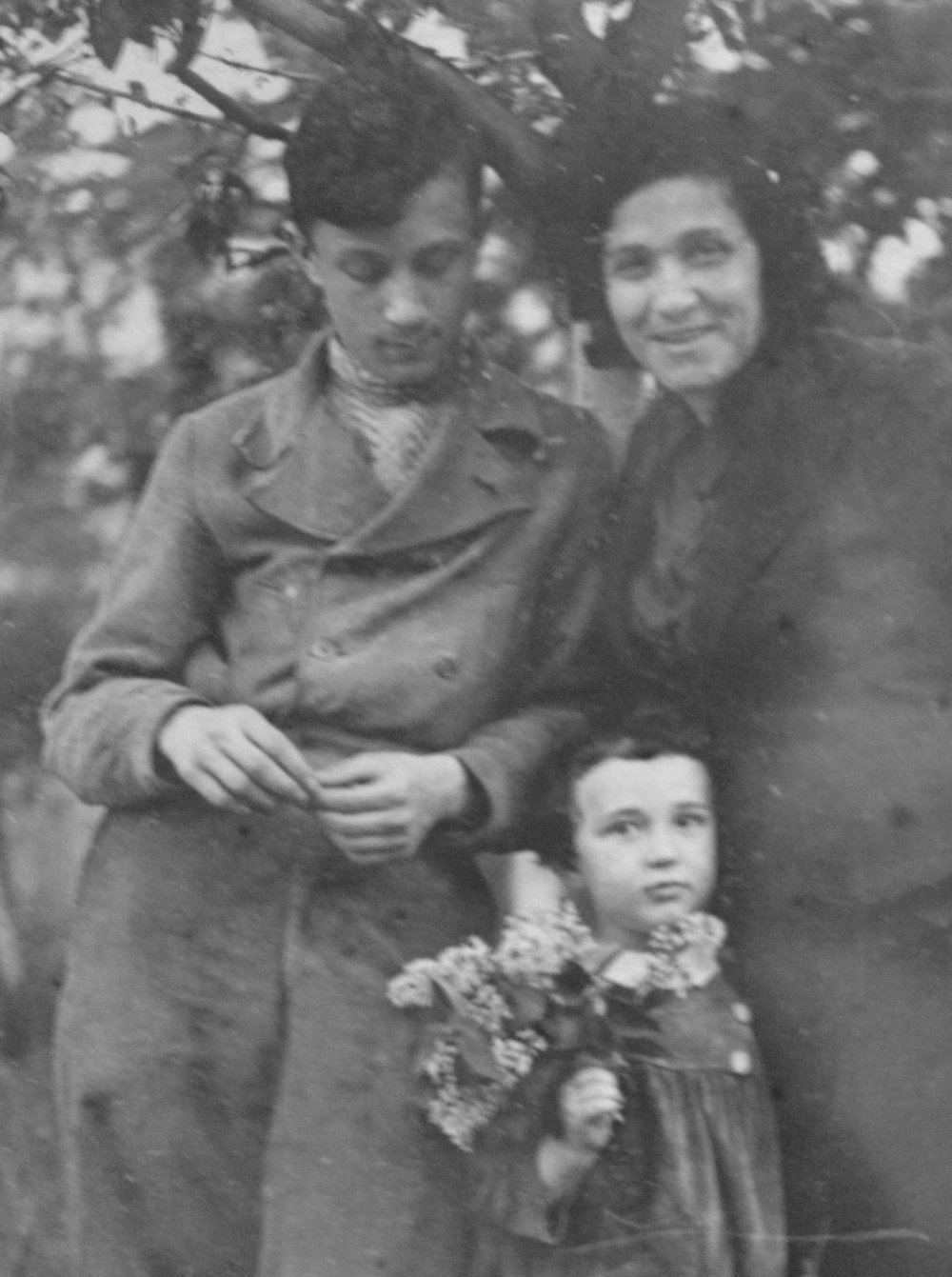 Рэм Кульчицкий с мамой и сестрой. 2 июня 1941 года. / из семейного архива