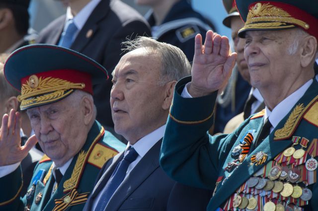 Нурсултан Назарбаев (в центре) во время военного парада в честь 70-летия Победы