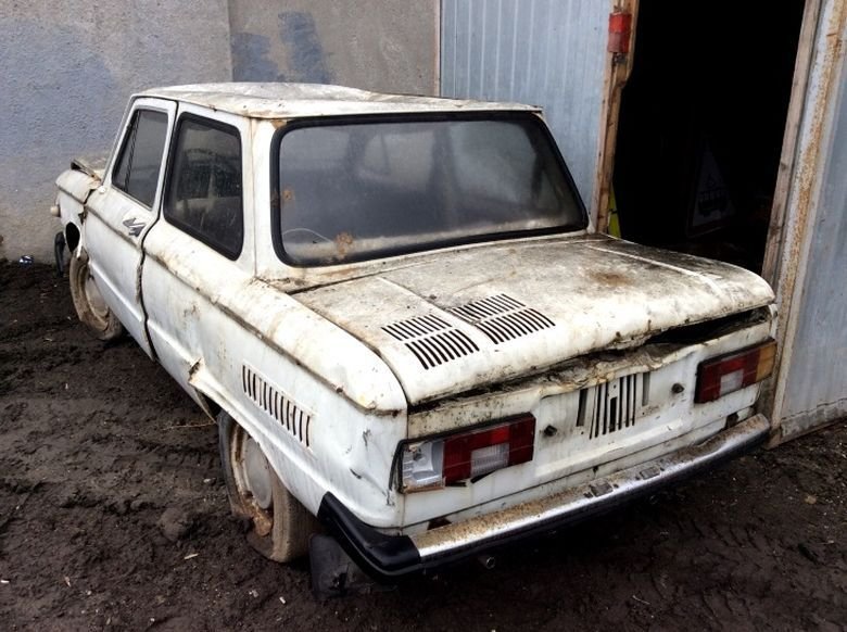 Автомобили, которые нашли во время сноса московских гаражей Автомобили, которые нашли во время сноса московских гаражей