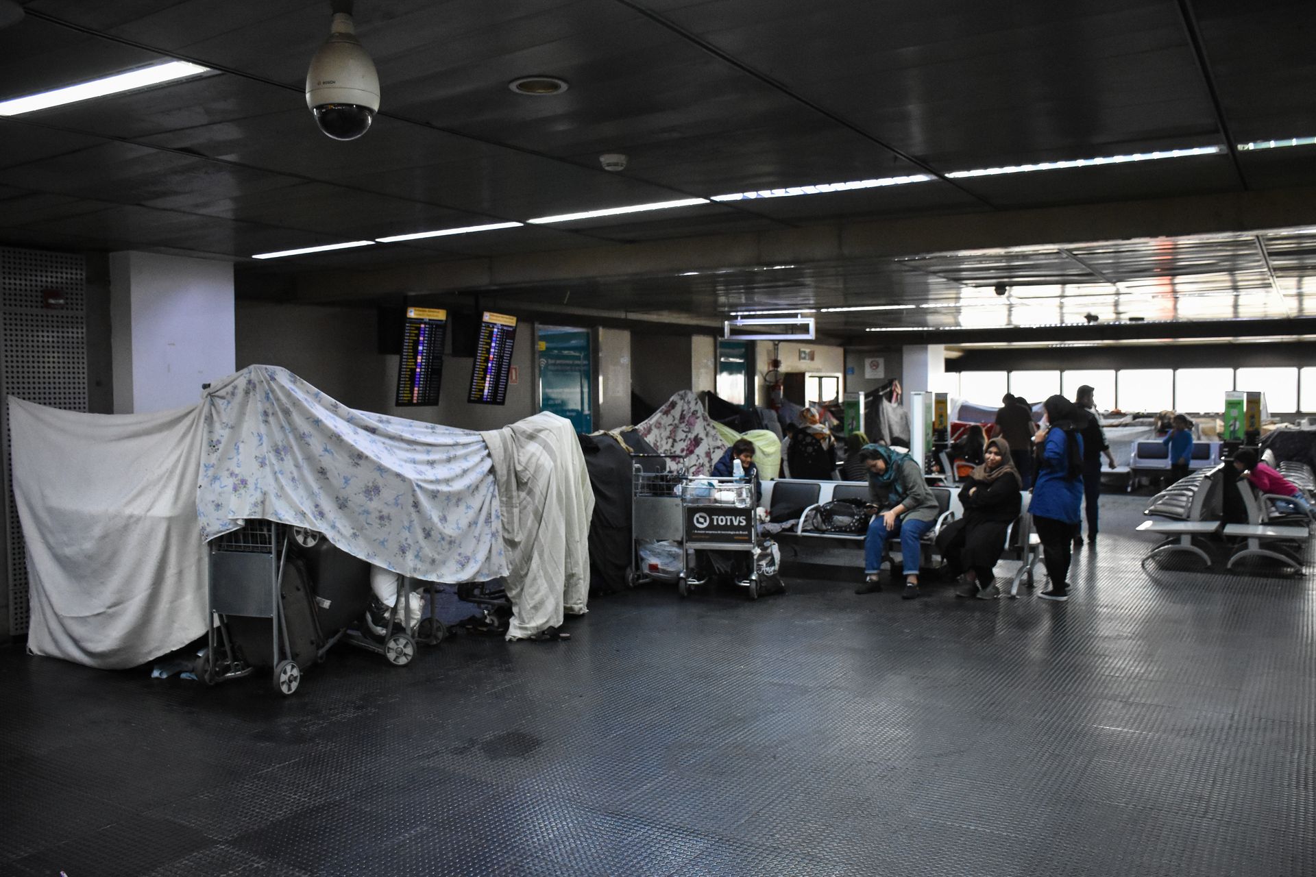 Афганские беженцы устроили палаточный лагерь в аэропорту Сан-Пауло Афганские беженцы устроили палаточный лагерь в аэропорту Сан-Пауло Весь мир